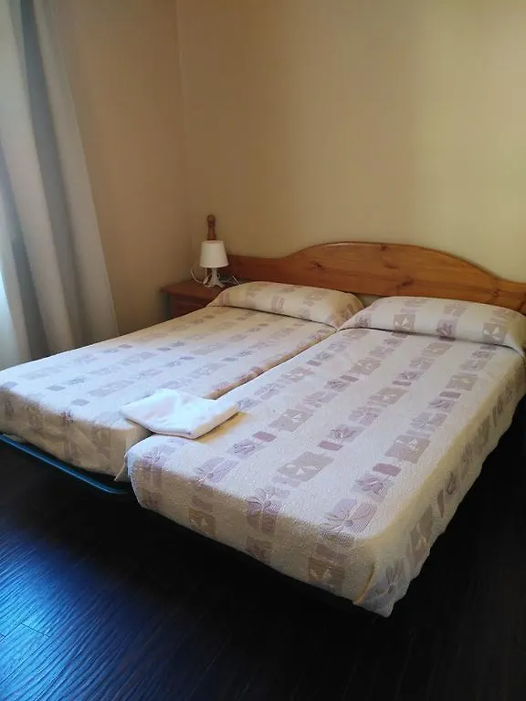 Hostal Porta De Nuria ريب دي فريزر 2*,